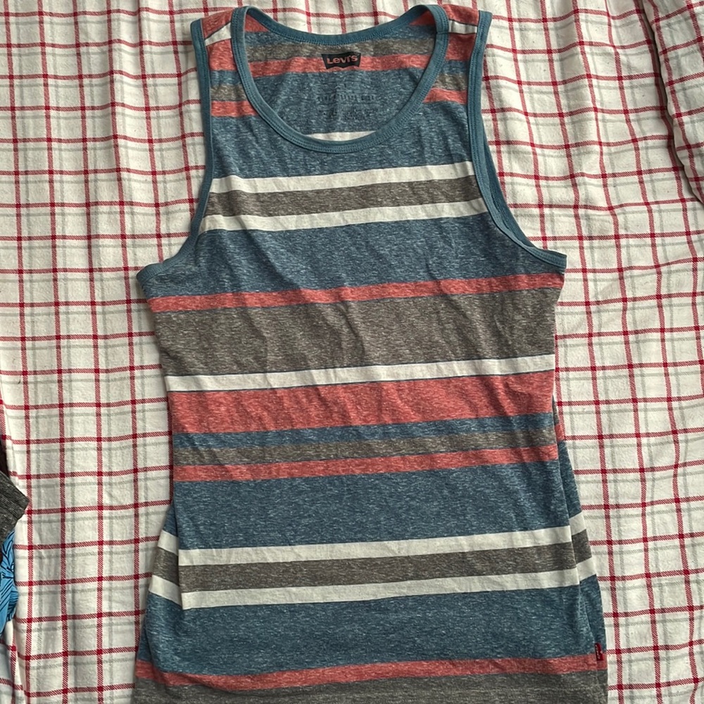 Levi’s tank top size small